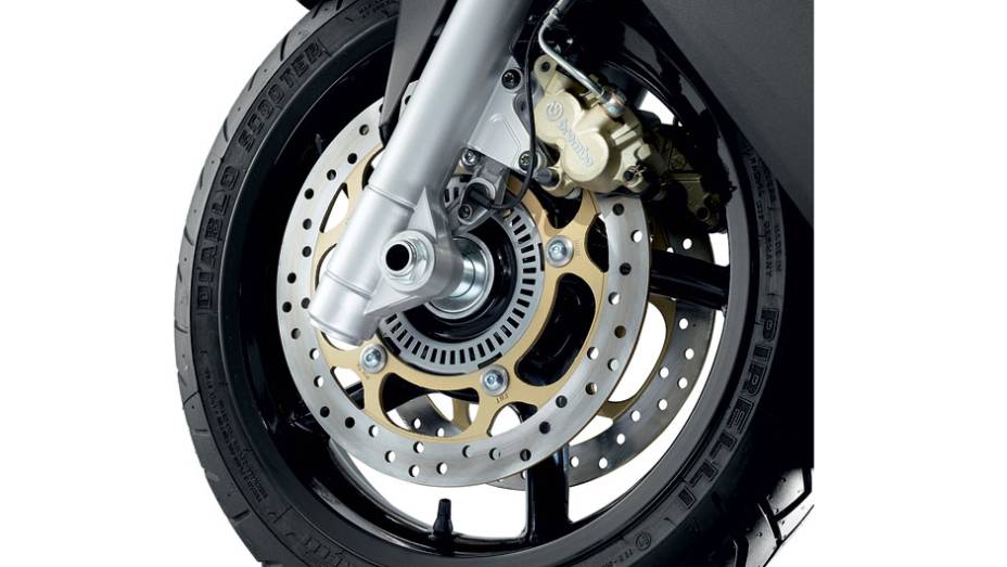 Dois discos com ABS na frente | <a href="https://quatrorodas.abril.com.br/moto/testes/aprilia-srv-850-713547.shtml" rel="migration">Leia mais</a>