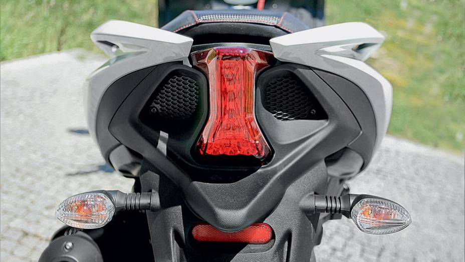 Lanterna e rabeta da Aprilia Dorsoduro 1200 | <a href="https://quatrorodas.abril.com.br/moto/testes/aprilia-srv-850-713547.shtml" rel="migration">Leia mais</a>