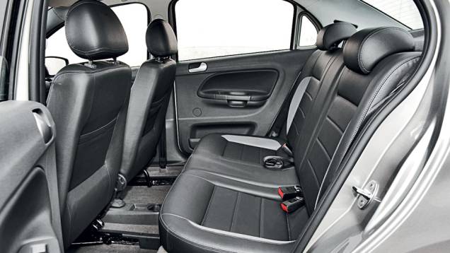 Voyage tem o menor espaço traseiro e a espuma do assento é rígida demais | <a href="https://quatrorodas.abril.com.br/carros/comparativos/sedas-automaticos-cobalt-x-siena-x-voyage-704089.shtml" rel="migration">Leia mais</a> Voyage tem o menor espaço traseiro e a espuma do assento é rígida demais | <a href="https://quatrorodas.abril.com.br/carros/comparativos/sedas-automaticos-cobalt-x-siena-x-voyage-704089.shtml" rel="migration">Leia mais</a>