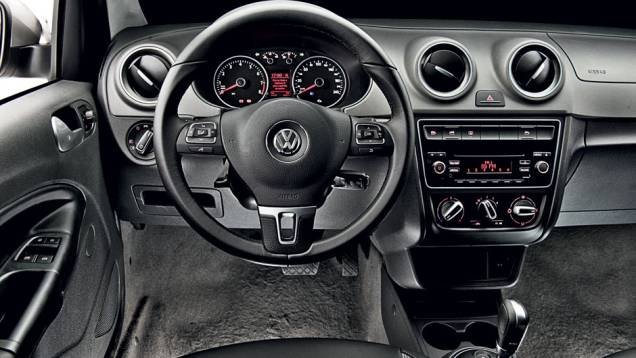 Painel se destaca pelo acabamento superior | <a href="https://quatrorodas.abril.com.br/carros/comparativos/sedas-automaticos-cobalt-x-siena-x-voyage-704089.shtml" rel="migration">Leia mais</a> Painel se destaca pelo acabamento superior | <a href="https://quatrorodas.abril.com.br/carros/comparativos/sedas-automaticos-cobalt-x-siena-x-voyage-704089.shtml" rel="migration">Leia mais</a>