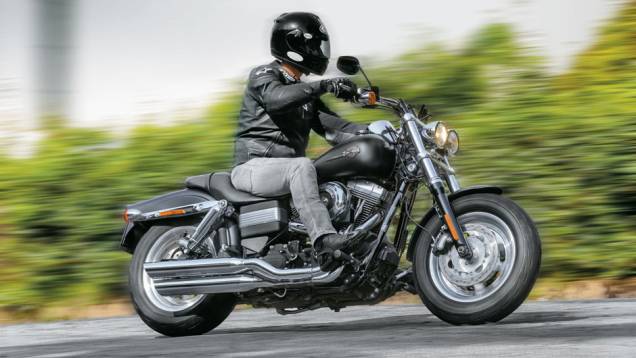 Faróis duplos e preto fosco: street fighter | <a href="https://quatrorodas.abril.com.br/moto/testes/harley-davidson-fat-bob-729835.shtml" rel="migration">Leia mais</a>