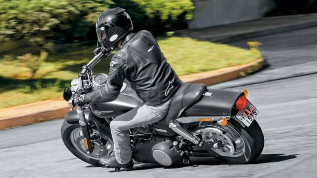 Boa estabilidade, raspando pedaleira | <a href="https://quatrorodas.abril.com.br/moto/testes/harley-davidson-fat-bob-729835.shtml" rel="migration">Leia mais</a>