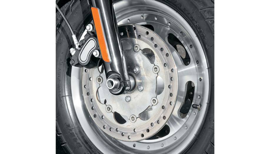Dois discos e pinças duplas na dianteira | <a href="https://quatrorodas.abril.com.br/moto/testes/harley-davidson-fat-bob-729835.shtml" rel="migration">Leia mais</a>