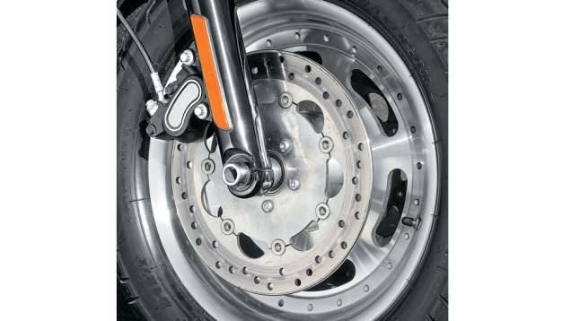 Dois discos e pinças duplas na dianteira | <a href="https://quatrorodas.abril.com.br/moto/testes/harley-davidson-fat-bob-729835.shtml" rel="migration">Leia mais</a> Dois discos e pinças duplas na dianteira | <a href="https://quatrorodas.abril.com.br/moto/testes/harley-davidson-fat-bob-729835.shtml" rel="migration">Leia mais</a>
