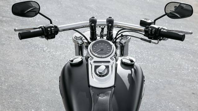 Guidão T-bar e duas tampas: a da esquerda mostra o nível do tanque | <a href="https://quatrorodas.abril.com.br/moto/testes/harley-davidson-fat-bob-729835.shtml" rel="migration">Leia mais</a> Guidão T-bar e duas tampas: a da esquerda mostra o nível do tanque | <a href="https://quatrorodas.abril.com.br/moto/testes/harley-davidson-fat-bob-729835.shtml" rel="migration">Leia mais</a>