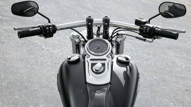 Guidão T-bar e duas tampas: a da esquerda mostra o nível do tanque | <a href="https://quatrorodas.abril.com.br/moto/testes/harley-davidson-fat-bob-729835.shtml" rel="migration">Leia mais</a>