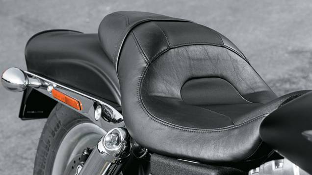 Como de praxe na marca, banco confortável | <a href="https://quatrorodas.abril.com.br/moto/testes/harley-davidson-fat-bob-729835.shtml" rel="migration">Leia mais</a> Como de praxe na marca, banco confortável | <a href="https://quatrorodas.abril.com.br/moto/testes/harley-davidson-fat-bob-729835.shtml" rel="migration">Leia mais</a>