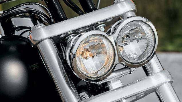 Faróis duplos unidos em um só grupo: marca registrada do modelo | <a href="https://quatrorodas.abril.com.br/moto/testes/harley-davidson-fat-bob-729835.shtml" rel="migration">Leia mais</a> Faróis duplos unidos em um só grupo: marca registrada do modelo | <a href="https://quatrorodas.abril.com.br/moto/testes/harley-davidson-fat-bob-729835.shtml" rel="migration">Leia mais</a>