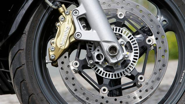 Dois discos e ABS de série dão segurança | <a href="https://quatrorodas.abril.com.br/moto/testes/moto-guzzi-norge-gt-8v-730738.shtml" rel="migration">Leia mais</a> Dois discos e ABS de série dão segurança | <a href="https://quatrorodas.abril.com.br/moto/testes/moto-guzzi-norge-gt-8v-730738.shtml" rel="migration">Leia mais</a>