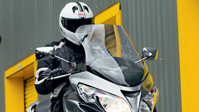 No Suzuki, maior porte e imponência de moto touring | <a href="https://quatrorodas.abril.com.br/moto/testes/dafra-citicom-300i-x-suzuki-burgman-730676.shtmll" rel="migration">Leia mais</a>