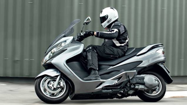 Postura e conforto de piloto e garupa superiores no 400 | <a href="https://quatrorodas.abril.com.br/moto/testes/dafra-citicom-300i-x-suzuki-burgman-730676.shtmll" rel="migration">Leia mais</a> Postura e conforto de piloto e garupa superiores no 400 | <a href="https://quatrorodas.abril.com.br/moto/testes/dafra-citicom-300i-x-suzuki-burgman-730676.shtmll" rel="migration">Leia mais</a>