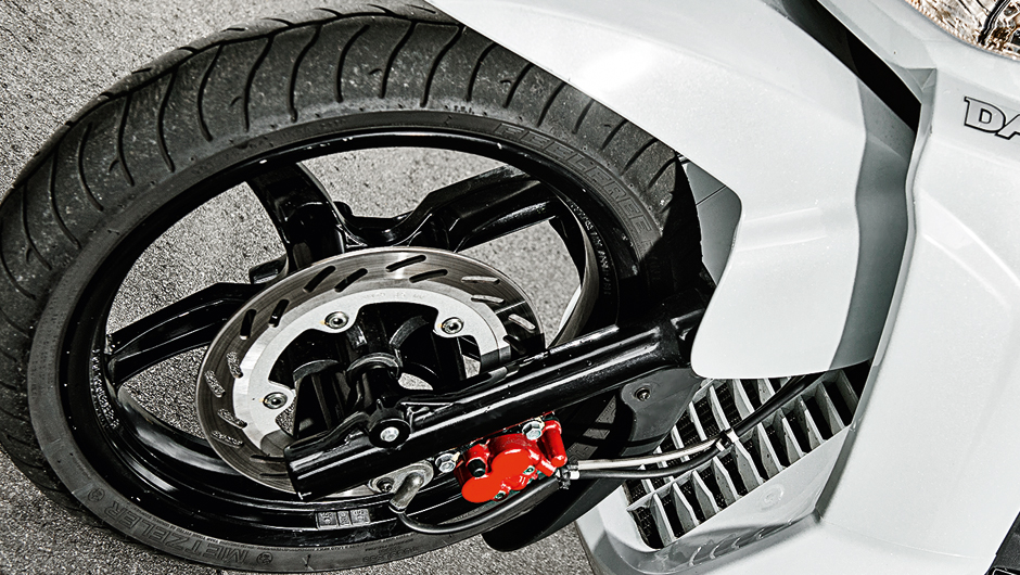 Na frente, disco &uacute;nico e pin&ccedil;a de dois pist&otilde;es | <a href="https://quatrorodas.abril.com.br/moto/testes/dafra-citicom-300i-x-suzuki-burgman-730676.shtmll" rel="migration">Leia mais</a>