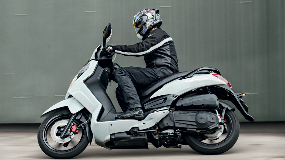 Pilotos mais altos t&ecirc;m joelhos muito pr&oacute;ximos do escudo | <a href="https://quatrorodas.abril.com.br/moto/testes/dafra-citicom-300i-x-suzuki-burgman-730676.shtmll" rel="migration">Leia mais</a>