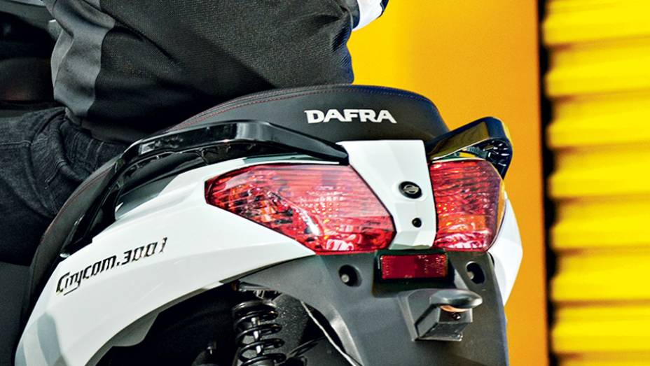 Lanternas e piscas em dois blocos e alças para garupa | <a href="https://quatrorodas.abril.com.br/moto/testes/dafra-citicom-300i-x-suzuki-burgman-730676.shtmll" rel="migration">Leia mais</a>