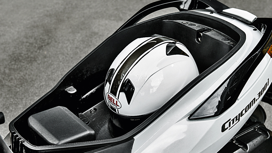 Porta-objetos &eacute; suficiente para o uso cotidiano | <a href="https://quatrorodas.abril.com.br/moto/testes/dafra-citicom-300i-x-suzuki-burgman-730676.shtmll" rel="migration">Leia mais</a>