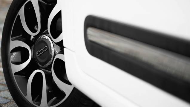 O modelo vem com rodas de liga leve de 15 polegadas | <a href="https://quatrorodas.abril.com.br/carros/impressoes/fiat-500l-725497.shtml" rel="migration">Leia mais</a> O modelo vem com rodas de liga leve de 15 polegadas | <a href="https://quatrorodas.abril.com.br/carros/impressoes/fiat-500l-725497.shtml" rel="migration">Leia mais</a>