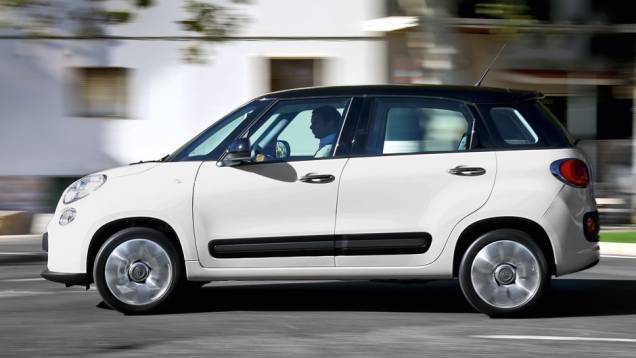Mais que duas portas, ele ganhou perfil monovolume | <a href="https://quatrorodas.abril.com.br/carros/impressoes/fiat-500l-725497.shtml" rel="migration">Leia mais</a> Mais que duas portas, ele ganhou perfil monovolume | <a href="https://quatrorodas.abril.com.br/carros/impressoes/fiat-500l-725497.shtml" rel="migration">Leia mais</a>