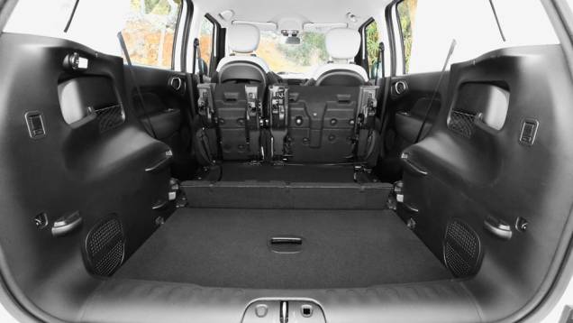 Quando baixado, forma-se uma área de 1 310 litros | <a href="https://quatrorodas.abril.com.br/carros/impressoes/fiat-500l-725497.shtml" rel="migration">Leia mais</a> Quando baixado, forma-se uma área de 1 310 litros | <a href="https://quatrorodas.abril.com.br/carros/impressoes/fiat-500l-725497.shtml" rel="migration">Leia mais</a>
