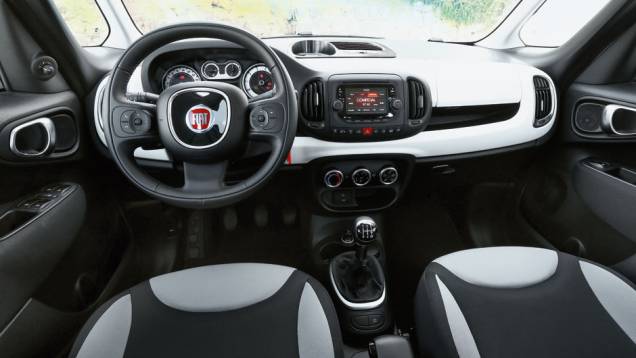 Desenho do painel é bem diferente do 500 hatch, mas o clima descolado é o mesmo | <a href="https://quatrorodas.abril.com.br/carros/impressoes/fiat-500l-725497.shtml" rel="migration">Leia mais</a> Desenho do painel é bem diferente do 500 hatch, mas o clima descolado é o mesmo | <a href="https://quatrorodas.abril.com.br/carros/impressoes/fiat-500l-725497.shtml" rel="migration">Leia mais</a>