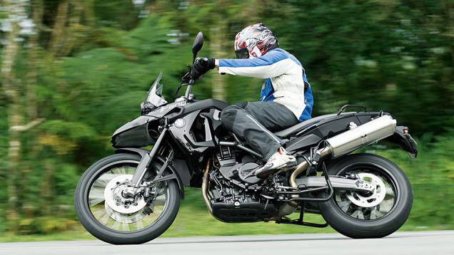 BMW: boa de curvas, mas com algum "rebolado" a mais | <a href="https://quatrorodas.abril.com.br/moto/testes/bmw-f-800-gs-x-triumph-tiger-800-xc-741460.shtml" rel="migration">Leia mais</a>