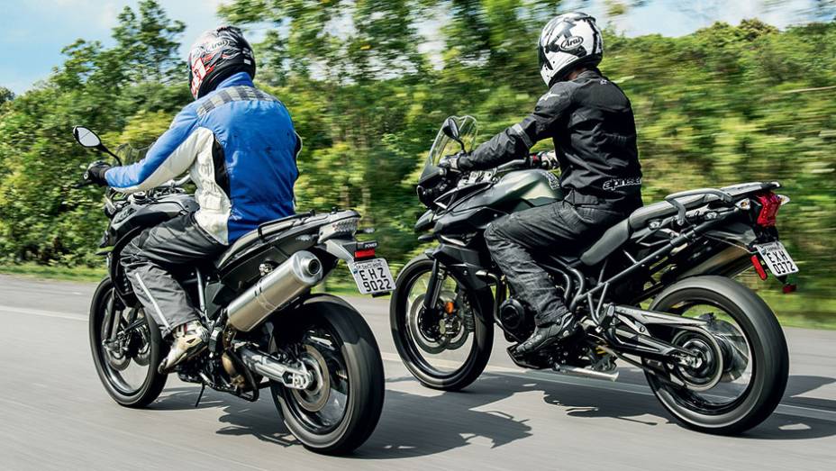 Ponteiras, discos traseiros e corrente em lados opostos | <a href="https://quatrorodas.abril.com.br/moto/testes/bmw-f-800-gs-x-triumph-tiger-800-xc-741460.shtml" rel="migration">Leia mais</a>