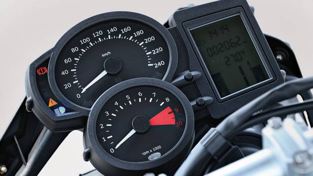 Mostradores ovais superpostos e LCD bastante completo na F 800 GS | <a href="https://quatrorodas.abril.com.br/moto/testes/bmw-f-800-gs-x-triumph-tiger-800-xc-741460.shtml" rel="migration">Leia mais</a>