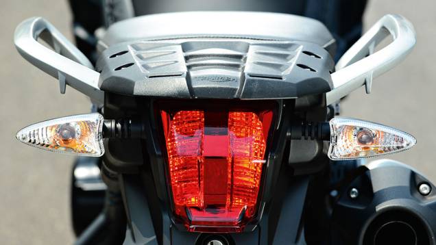 Boas alças e bagageiro forte na moto inglesa | <a href="https://quatrorodas.abril.com.br/moto/testes/bmw-f-800-gs-x-triumph-tiger-800-xc-741460.shtml" rel="migration">Leia mais</a> Boas alças e bagageiro forte na moto inglesa | <a href="https://quatrorodas.abril.com.br/moto/testes/bmw-f-800-gs-x-triumph-tiger-800-xc-741460.shtml" rel="migration">Leia mais</a>