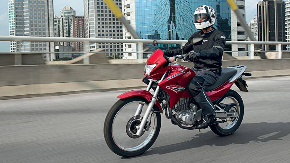 Proposta de moto urbana com rodas de trail: ela voltou! | <a href="https://quatrorodas.abril.com.br/moto/testes/honda-nx400-falcon-741432.shtml" rel="migration">Leia mais</a>