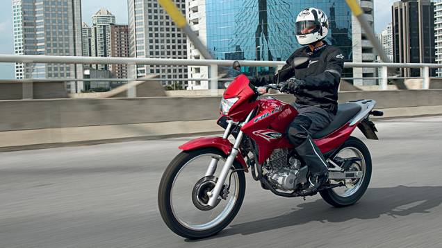 Proposta de moto urbana com rodas de trail: ela voltou! | <a href="https://quatrorodas.abril.com.br/moto/testes/honda-nx400-falcon-741432.shtml" rel="migration">Leia mais</a>