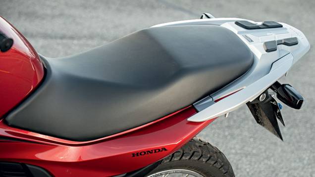 Bagageiro (suporte para baú) e alças: bons | <a href="https://quatrorodas.abril.com.br/moto/testes/honda-nx400-falcon-741432.shtml" rel="migration">Leia mais</a>