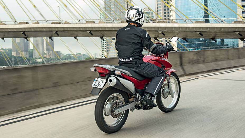 Lembra a Transalp 700: parece maior do que realmente é | <a href="https://quatrorodas.abril.com.br/moto/testes/honda-nx400-falcon-741432.shtml" rel="migration">Leia mais</a>