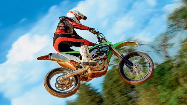 Novas suspensões, motor retrabalhado: a KX 450F voa alto | <a href="https://quatrorodas.abril.com.br/moto/testes/kawasaki-kx-250f-kx-450f-741846.shtml" rel="migration">Leia mais</a>