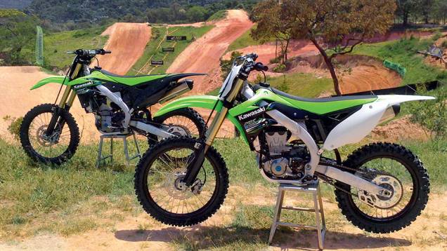 As máquinas de cross da Kawasaki para 2013: a KX 250F, ao fundo, e a mais feroz, KX 450F | <a href="https://quatrorodas.abril.com.br/moto/testes/kawasaki-kx-250f-kx-450f-741846.shtml" rel="migration">Leia mais</a>