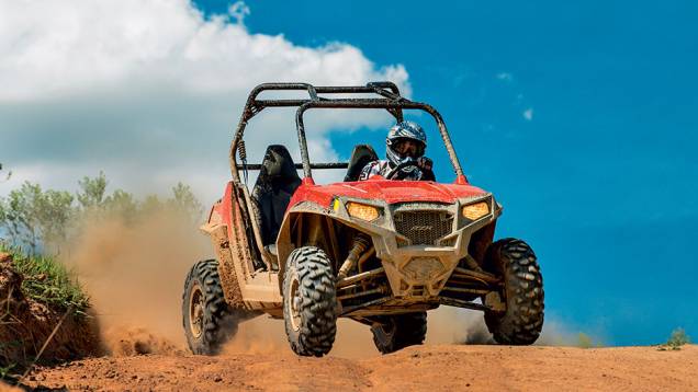 RZR S 800: desempenho de carro de rali | <a href="https://quatrorodas.abril.com.br/moto/testes/atv-utv-polaris-2013-742351.shtml" rel="migration">Leia mais</a>