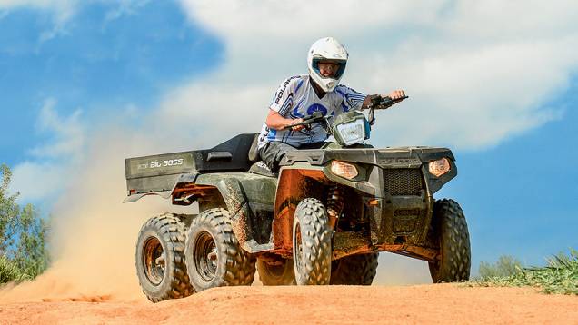 Sportsman 6x6 800: seis rodas tracionando | <a href="https://quatrorodas.abril.com.br/moto/testes/atv-utv-polaris-2013-742351.shtml" rel="migration">Leia mais</a>