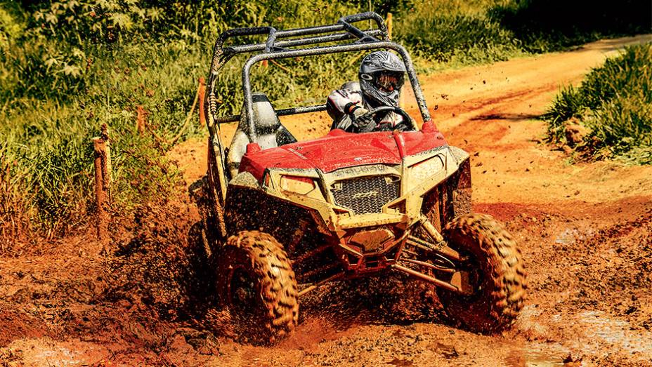 O Ranger RZR S 800 sai da lama tracionando as 4 | <a href="https://quatrorodas.abril.com.br/moto/testes/atv-utv-polaris-2013-742351.shtml" rel="migration">Leia mais</a>