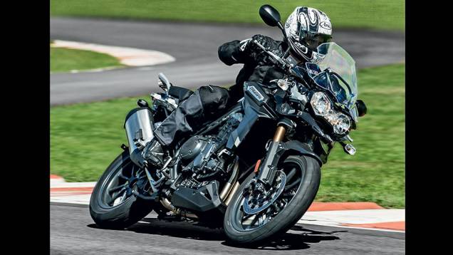 Triumph Tiger 1200: sensacional na terra e no asfalto | <a href="https://quatrorodas.abril.com.br/moto/testes/linha-triumph-2013-741889.shtml" rel="migration">Leia mais</a>