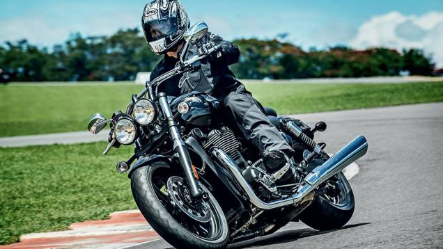Thunderbird: dois faróis, escapes e guidão T-bar | <a href="https://quatrorodas.abril.com.br/moto/testes/linha-triumph-2013-741889.shtml" rel="migration">Leia mais</a> Thunderbird: dois faróis, escapes e guidão T-bar | <a href="https://quatrorodas.abril.com.br/moto/testes/linha-triumph-2013-741889.shtml" rel="migration">Leia mais</a>