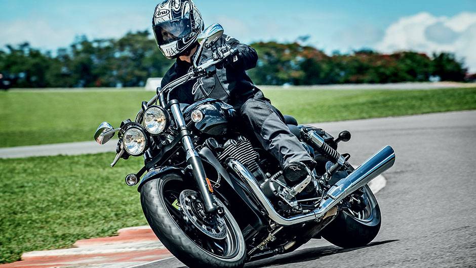 Thunderbird: dois far&oacute;is, escapes e guid&atilde;o T-bar | <a href="https://quatrorodas.abril.com.br/moto/testes/linha-triumph-2013-741889.shtml" rel="migration">Leia mais</a>