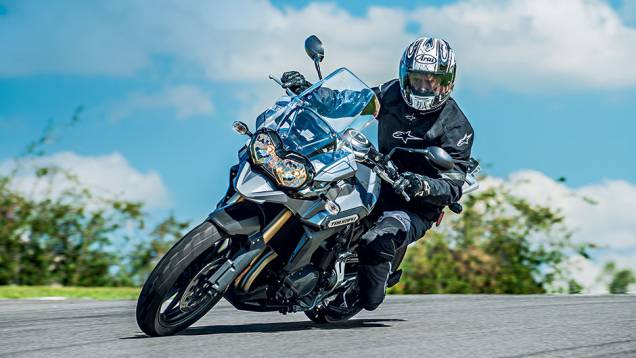 Tiger 1200: Fly by Wire ou acelerador eletrônico. Ligeira! | <a href="https://quatrorodas.abril.com.br/moto/testes/linha-triumph-2013-741889.shtml" rel="migration">Leia mais</a> Tiger 1200: Fly by Wire ou acelerador eletrônico. Ligeira! | <a href="https://quatrorodas.abril.com.br/moto/testes/linha-triumph-2013-741889.shtml" rel="migration">Leia mais</a>