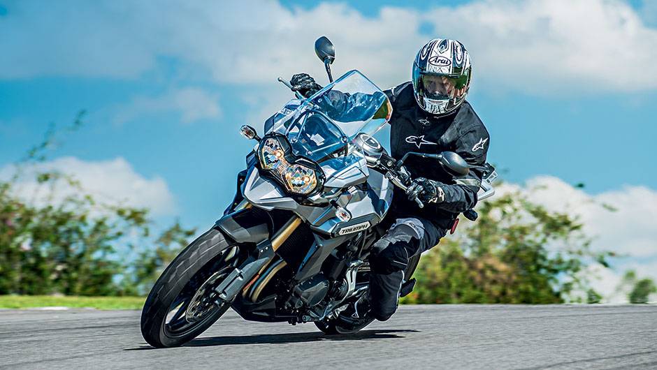 Tiger 1200: Fly by Wire ou acelerador eletr&ocirc;nico. Ligeira! | <a href="https://quatrorodas.abril.com.br/moto/testes/linha-triumph-2013-741889.shtml" rel="migration">Leia mais</a>