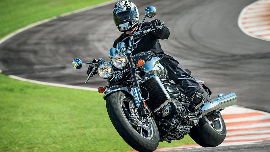 Empuxo de roubar o f&ocirc;lego com 2 300 cc em tr&ecirc;s cilindros | <a href="https://quatrorodas.abril.com.br/moto/testes/linha-triumph-2013-741889.shtml" rel="migration">Leia mais</a>