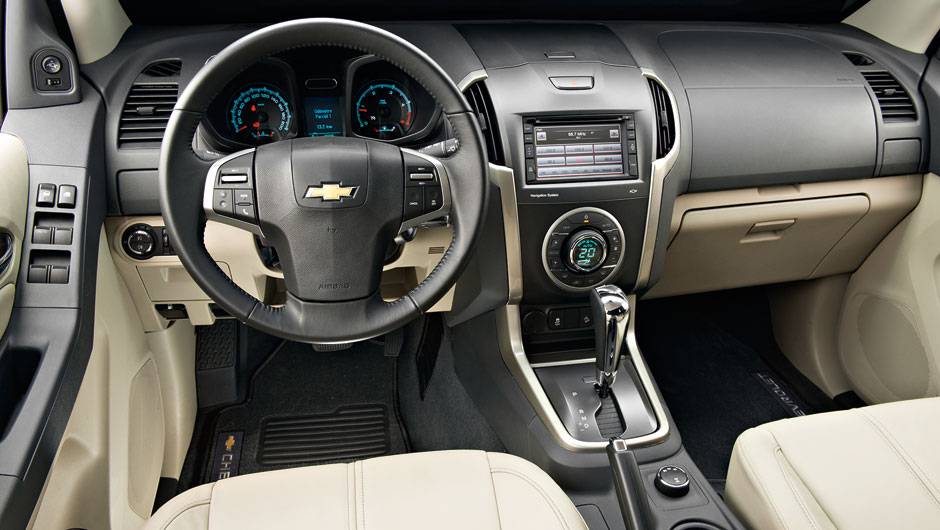 Painel &eacute; quase igual ao da S10. A diferen&ccedil;a est&aacute; na ado&ccedil;&atilde;o da cor bege na parte inferior, nas portas e na forra&ccedil;&atilde;o de couro dos bancos | <a href="https://quatrorodas.abril.com.br/carros/testes/chevrolet-trailblazer-729755.shtml" rel="migration">Leia mais</a>