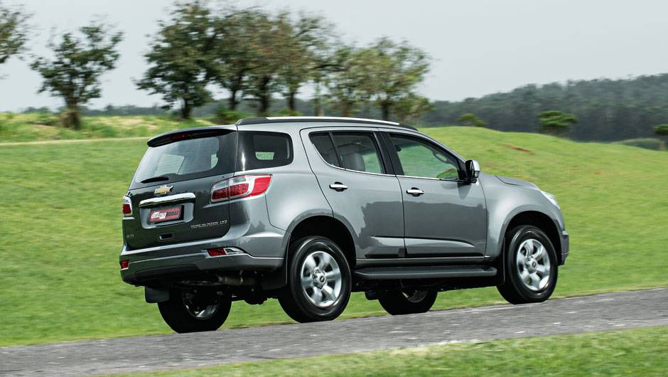 Dispon&iacute;veis apenas na vers&atilde;o LTZ, as Trailblazer a diesel e a gasolina s&atilde;o id&ecirc;nticas visualmente. Apenas os logotipos na traseira as diferenciam | <a href="https://quatrorodas.abril.com.br/carros/testes/chevrolet-trailblazer-729755.shtml" rel="migration">Leia mais</a>