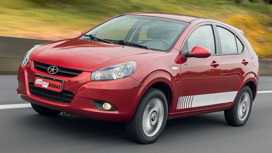 Faixa lateral pode ser branca ou preta, combinando com a carroceria | <a href="%3Cbr%20/%3Ehttps://quatrorodas.abril.com.br/carros/lancamentos/jac-j3-s-1-5-jetflex-740479.shtml" rel="migration">Leia mais</a>