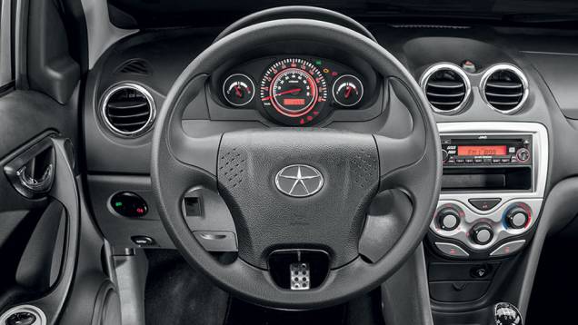 O plástico duro do painel contrasta com... | <a href="https://quatrorodas.abril.com.br/carros/lancamentos/jac-j3-s-1-5-jetflex-740479.shtml" rel="migration">Leia mais</a> O plástico duro do painel contrasta com... | <a href="https://quatrorodas.abril.com.br/carros/lancamentos/jac-j3-s-1-5-jetflex-740479.shtml" rel="migration">Leia mais</a>