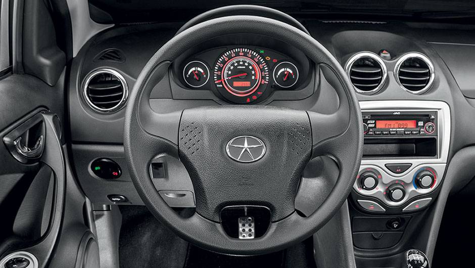 O pl&aacute;stico duro do painel contrasta com... | <a href="https://quatrorodas.abril.com.br/carros/lancamentos/jac-j3-s-1-5-jetflex-740479.shtml" rel="migration">Leia mais</a>