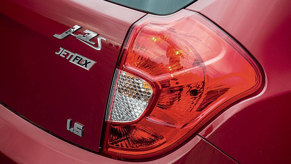 ...emblemas identificam a nova vers&atilde;o | <a href="https://quatrorodas.abril.com.br/carros/lancamentos/jac-j3-s-1-5-jetflex-740479.shtml" rel="migration">Leia mais</a>