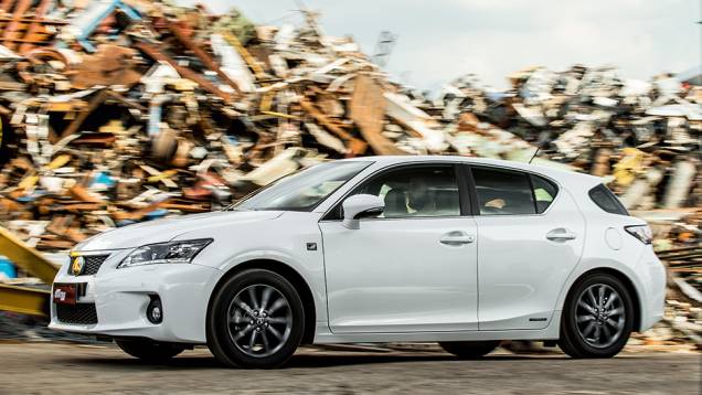 | <a href="https://quatrorodas.abril.com.br/carros/lancamentos/lexus-ct-200h-f-sport-743425.shtml" rel="migration">Leia mais</a> | <a href="https://quatrorodas.abril.com.br/carros/lancamentos/lexus-ct-200h-f-sport-743425.shtml" rel="migration">Leia mais</a>
