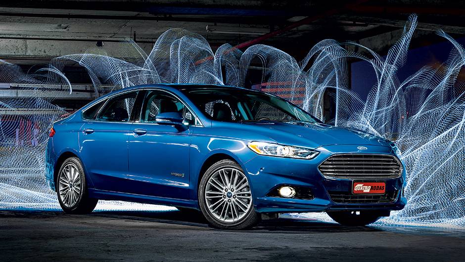O emblema lateral na porta dianteira identifica a vers&atilde;o | <a href="https://quatrorodas.abril.com.br/carros/testes/ford-fusion-hybrid-757087.shtml" rel="migration">Leia mais</a>